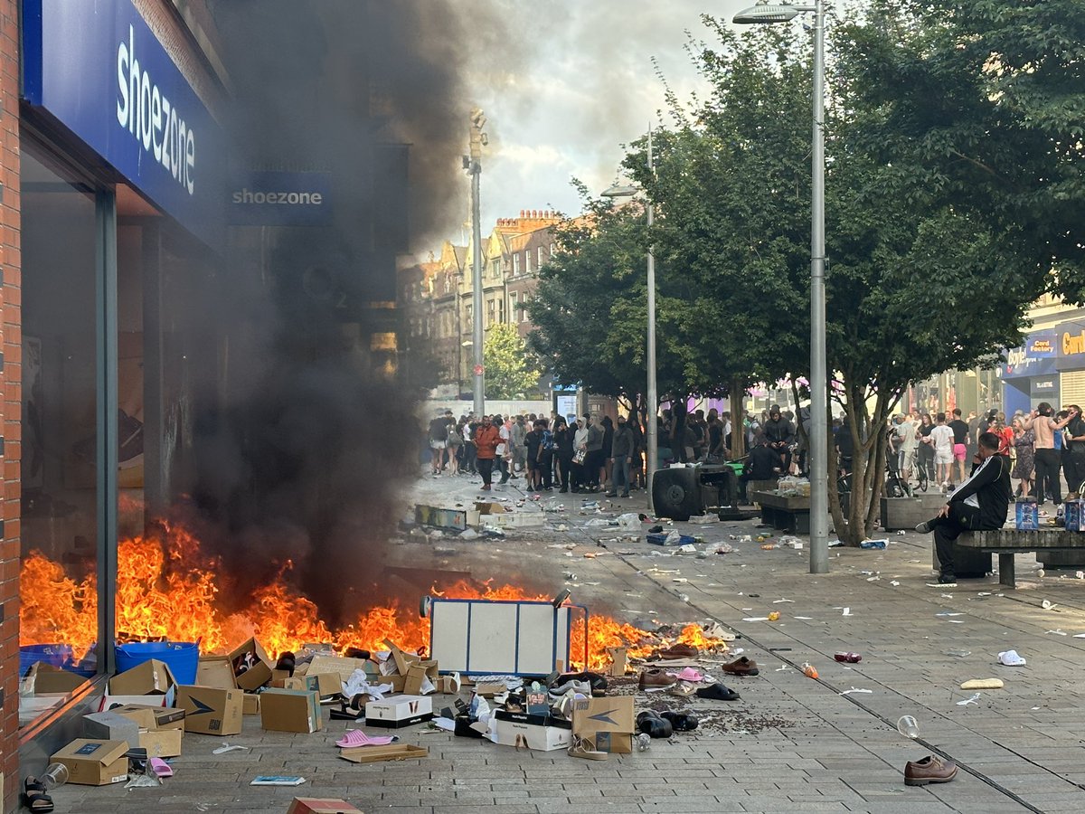 LeanneBrownBBC's tweet photo. Fires and looting now taking place in Hull city centre https://t.co/uJjzbnMPMF
