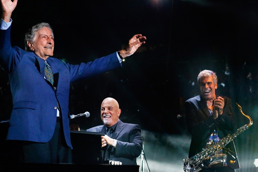 billyjoel's tweet photo. Remembering the great @itstonybennett on his birthday!

📸: Billy Joel &amp; Tony Bennett at Shea Stadium in 2008 &amp; @TheGarden in 2016

Photos: @MyrnaSuarez25 https://t.co/G9xiy4ysWr