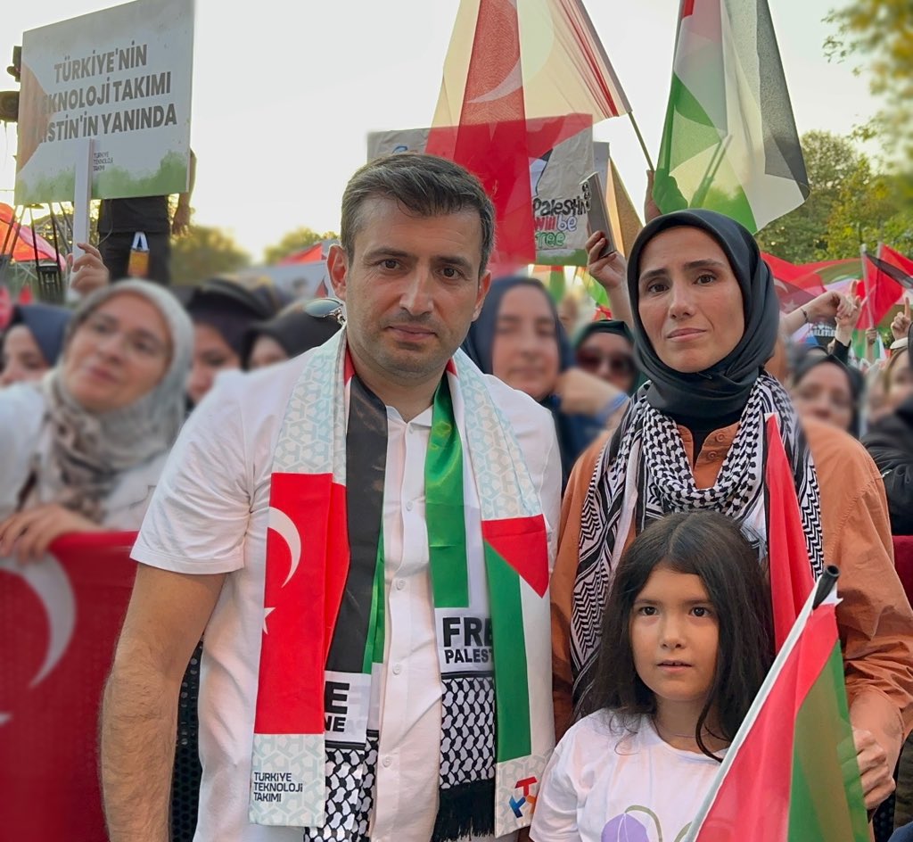 Sn Selçuk Bayraktar çok kıymetli hanımefendi eşi birlikte. Ayasofya’da Filistin kardeşlerimiz için.Yanındayız. Sn Recep Tayyip Erdoğan Sn Bilal Erdoğan Cumhurbaşkanı’ Erdoğan Ailesi 🇹🇷🇵🇸