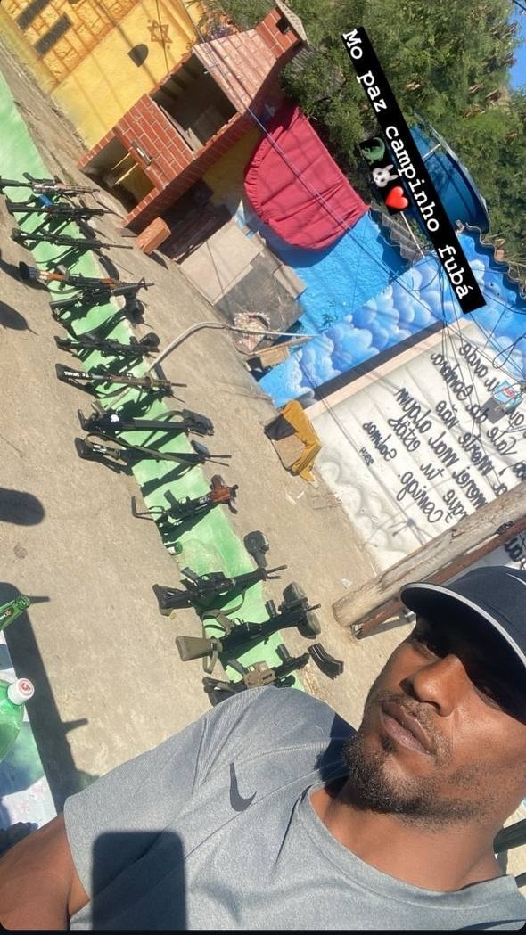 pegavisaorjnews's tweet photo. Depois de ser preso pela polícia no morro do divino em 2023 e solto logo depois de 4 meses pela justiça. Traficante vulgo rugal volta as redes sociais, exibindo o poderio bélico do bonde do Lacoste e do Coelhão no morro do campinho(TCP). https://t.co/S8Nj2IvSlN