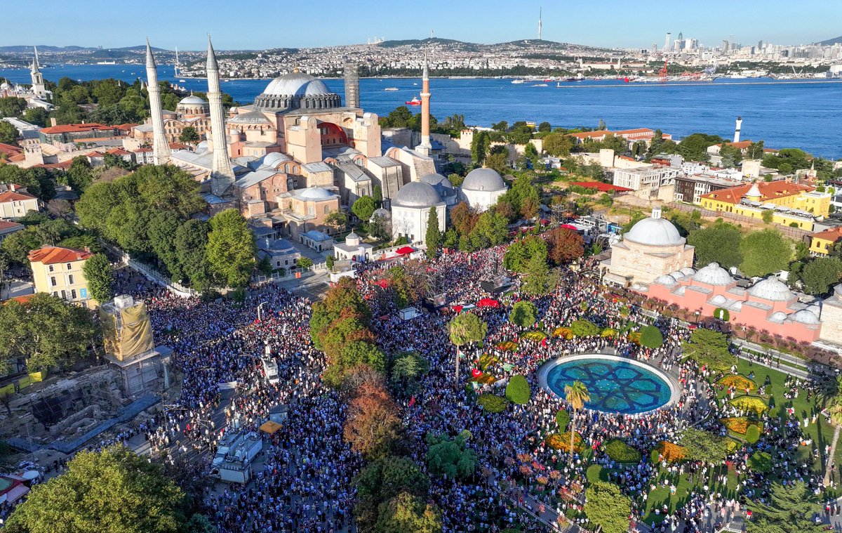 gencdergi's tweet photo. "Meydanlarda yanan ateşleriz biz
Bir değil bin değil milyonlarız biz"

📍 | Ayasofya Meydanı 
🗓 | 3 Ağustos 2024 https://t.co/KtzcDJwcxg