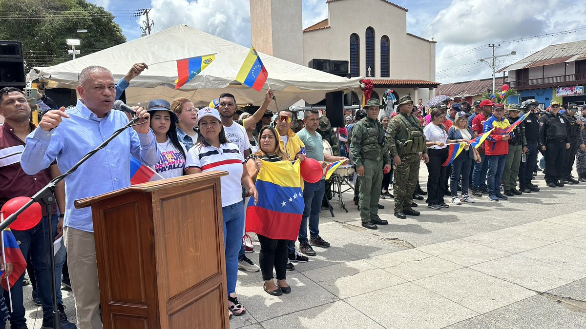 tatachavista's tweet photo. Desde la Plaza Bolivar de Upata, en perfecta Unión Cívica, militar, policial encabezados por el gobernador @amarcanopsuv salimos en defensa de nuestra bandera y enviar un saludo revolucionario al Pdte. @NicolasMaduro por la victoria frente a los representantes de los #EEUU https://t.co/qo1ooANWqX