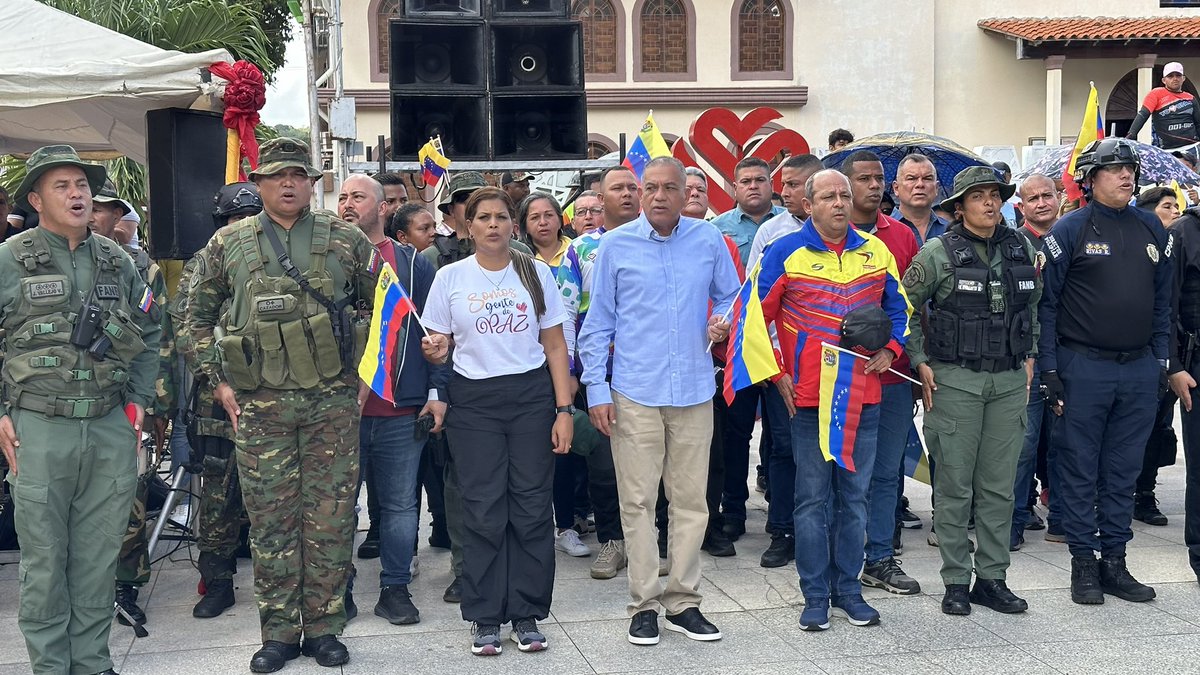 tatachavista's tweet photo. Desde la Plaza Bolivar de Upata, en perfecta Unión Cívica, militar, policial encabezados por el gobernador @amarcanopsuv salimos en defensa de nuestra bandera y enviar un saludo revolucionario al Pdte. @NicolasMaduro por la victoria frente a los representantes de los #EEUU https://t.co/qo1ooANWqX