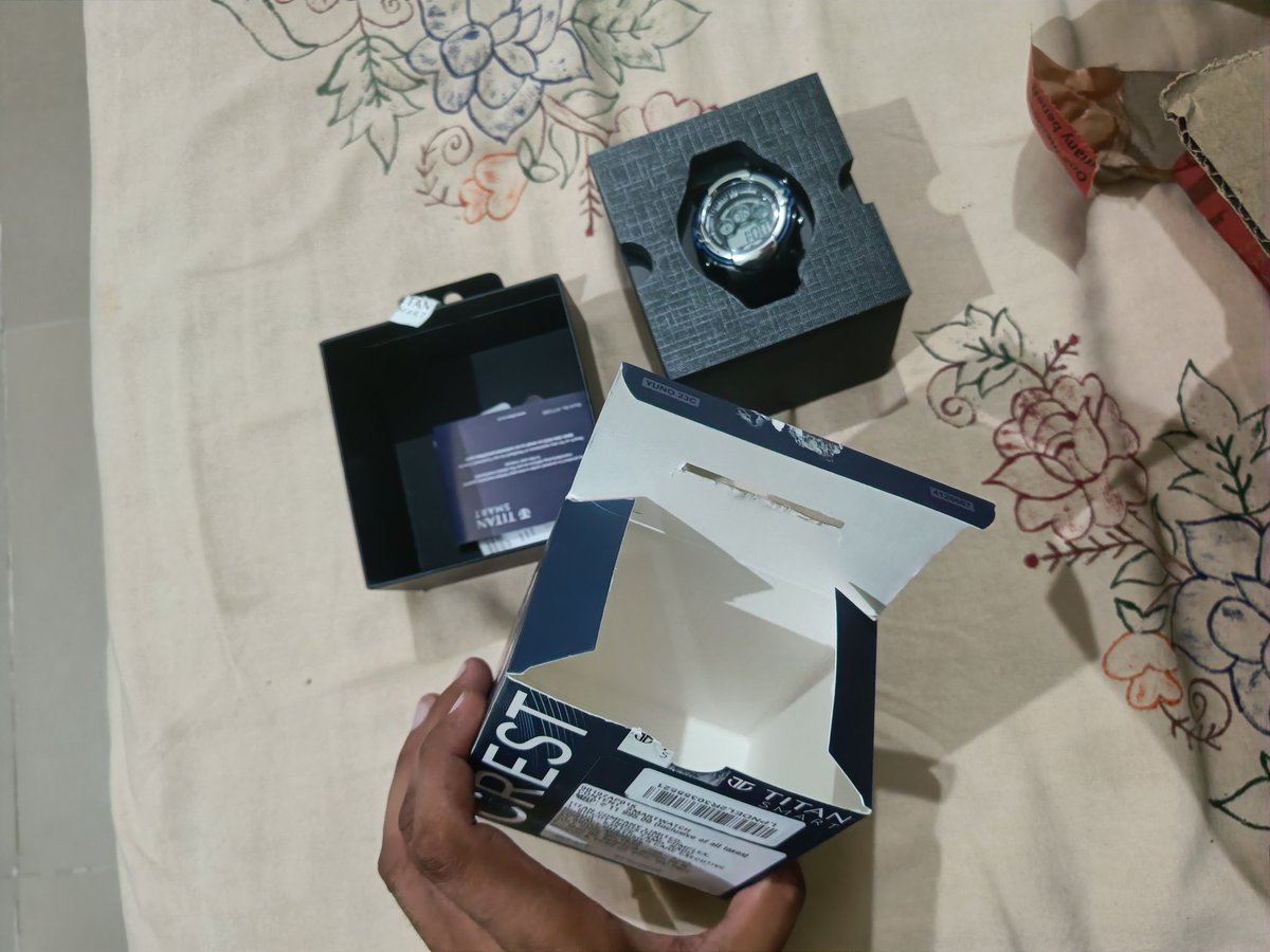 KaustubHkosu6's tweet photo. Hello Amazon, I ordered a Titan smartwatch on 27-07-2024 for ₹5995. However, I received a kid's watch instead. I have video proof of the unboxing. This is a fraud. The delivery person also refused to take the return. Who is responsible for this? I need a refund ASAP @amazonIN https://t.co/v0XfR6v6fR
