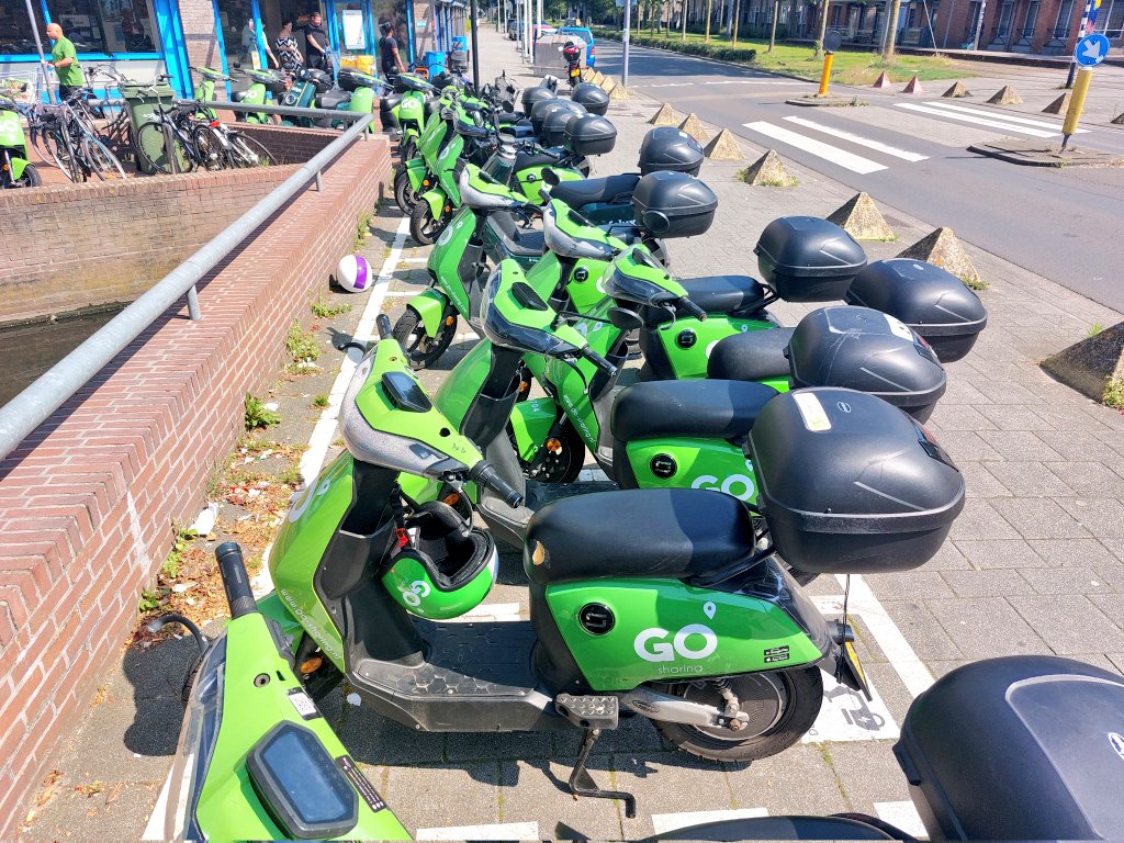 Beverwaard_Nu's tweet photo. Vandaag werden er 32 deelscooters geteld aan de Oude Watering in #Beverwaard. Exploitant #GoSharing reageert niet na 2 meldingen in de #MeldRapp van @Stadsbeheer010 om deze weg te halen. En ook nog even een 112 bericht. Deelscooter in de fik gestoken aan de Groene Hilledijk. https://t.co/tnIJV4FbMa