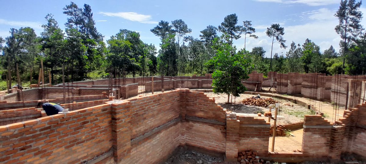 baraudawaguchu's tweet photo. Asi vamos avanzando de a poquito, construyendo en Vallecito la "Casa de los Saberes del pueblo Garifuna", que contruibuirá al rescate y fortalecimiento de la identidad  cultural ancestral (medicina, arte, producción, musica, etc.) de nuestro pueblo. https://t.co/feetldbw8i