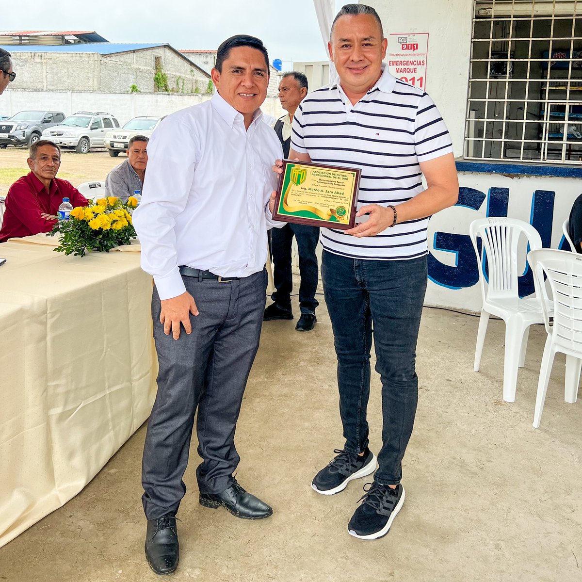 Agradezco a la <a href="/AsoFutbolElOroo/">Asociación de Fútbol Profesional de El Oro</a> por la entrega del reconocimiento al Mejor Dirigente Deportivo 2023, distinción que recibo por cuarto año consecutivo.

Lo comparto con todos los dirigentes de la provincia, que creen en los procesos deportivos e impulsan el deporte.
