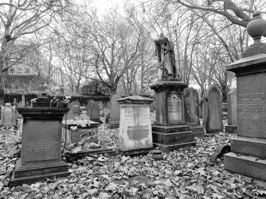 On the evening of Friday 13th September join us for Ten Troublesome Tales. 

Key Hill Cemetery is the last resting place of villains, murderers &amp; mysteries yet to be solved.

Enjoy a visit to the atmospheric catacombs as part of the tour. 

Book tickets birminghamheritageweek.co.uk/event/ten-trou…