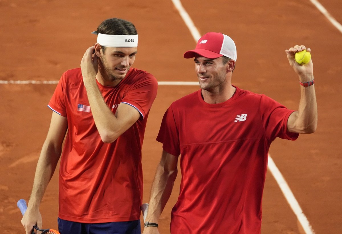 TOMMY PAUL AND TAYLOR FRITZ ARE BRONZE MEDALLISTS !

Tommy Paul &amp; Taylor Fritz 🇺🇸 defeat Tomas Machac &amp; Adam Pavlasek 🇨🇿 6-3, 6-4 and win the Men's Doubles #Bronze Medal in #Paris2024 .

From childhood friends to olympic medalists.

#tennis | #Olympics