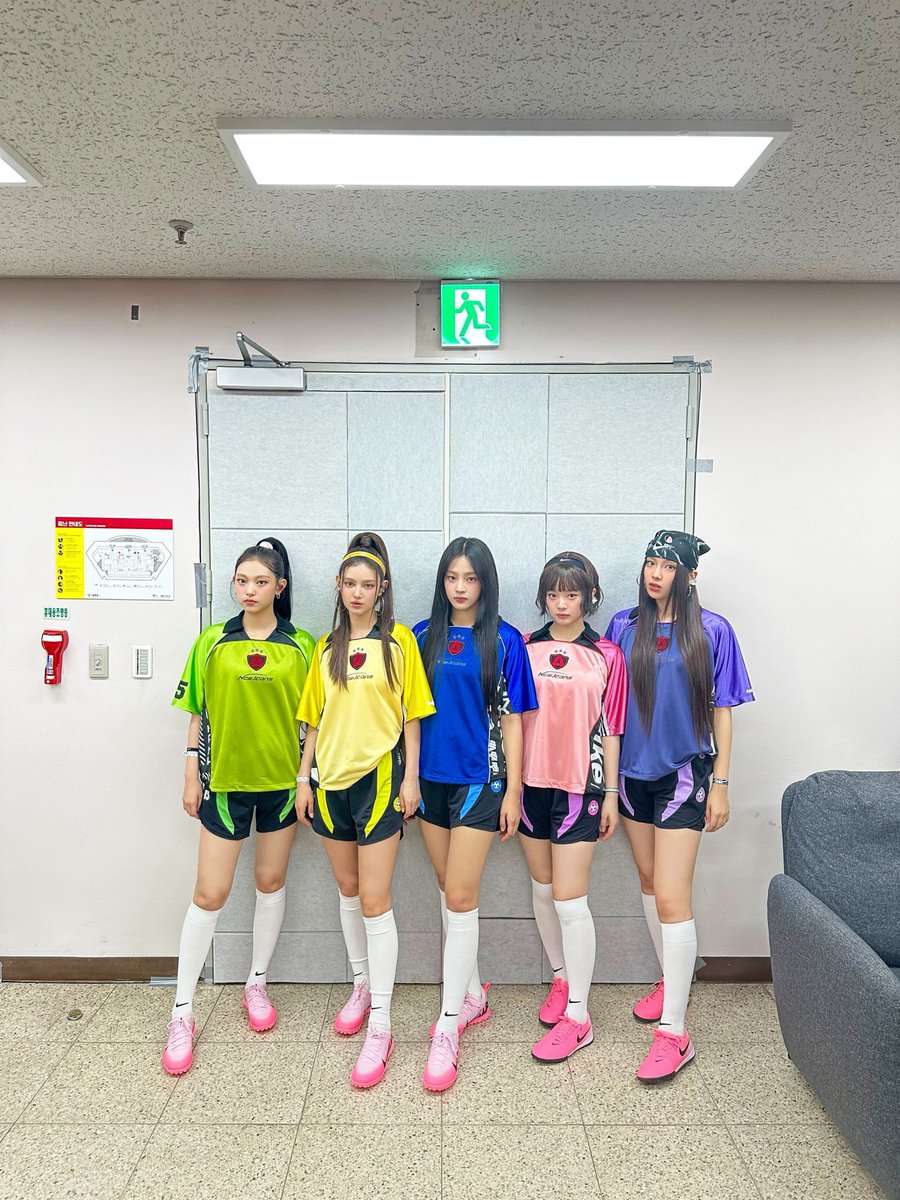 NewJeans_ADOR's tweet photo. [NewJeans Commentary👀]

와~~!!!! 수많은 관중과 멋진 선수분들 앞에서 시축과 무대를 했다니…!! 많이 떨리기도 했지만 ㅋㅋ 다같이 하니까 정말 행복했어요!!💗🙌 연습하면서 많은 추억을 쌓았는데, 오늘만큼은 잊을 수 없을 것 같아요!! 😝👍
여러분의 함성 소리와 뜨거운 열기..!! 정말 감동이었어요!!ㅠㅠ 😭😍🏟️ 끝까지 함께 즐겨주셔서 감사합니다!!😝💗⚽

#NewJeans #뉴진스 
#NewJeans_is_Everywhere