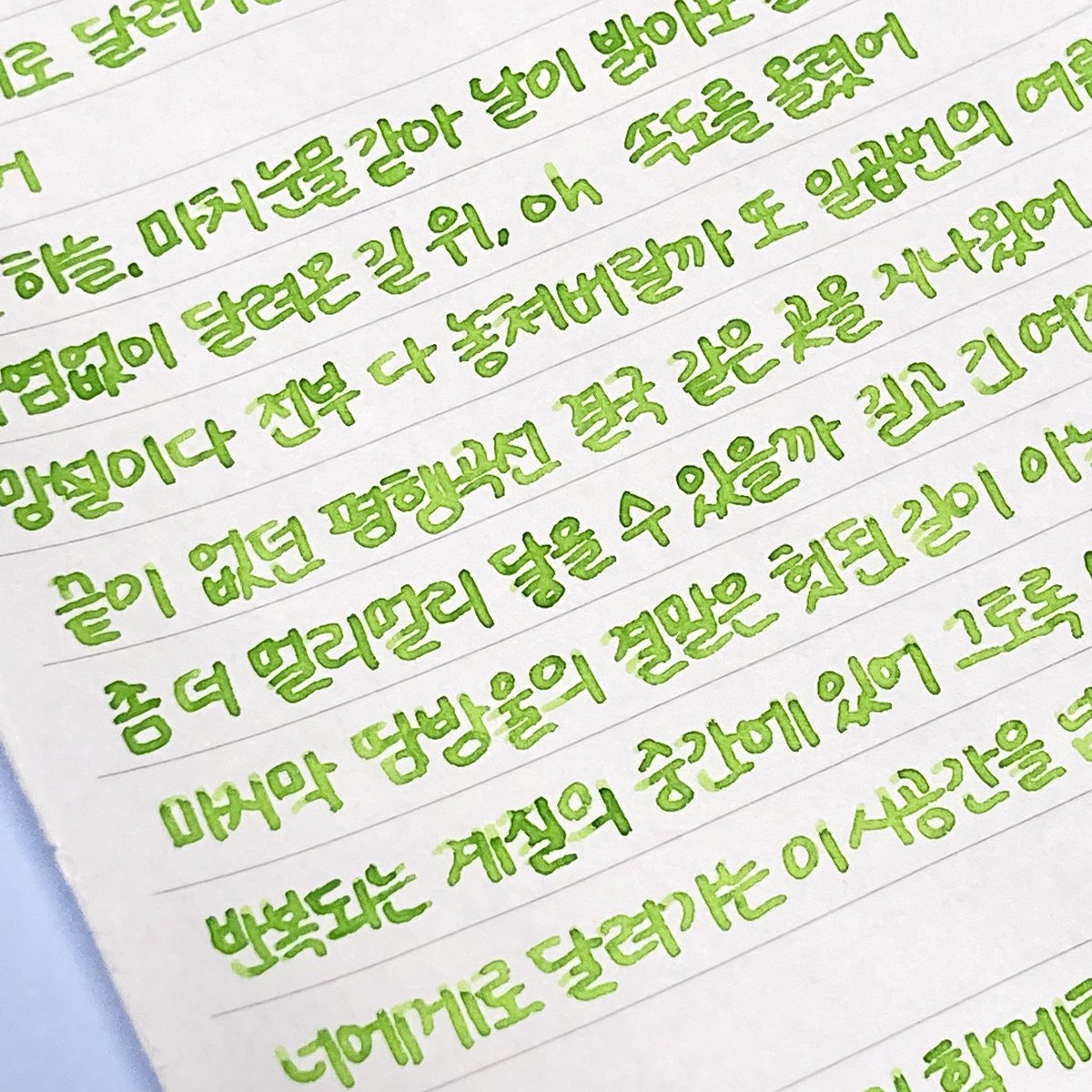 mingsrecord's tweet photo. 또 일곱 번째 여름은 없을 거라고
🎶여섯 번째 여름 - 플레이브
🖋️윙크 만년필
💧윙크 물영아리
#mingswrite https://t.co/vtFMTGgCF3