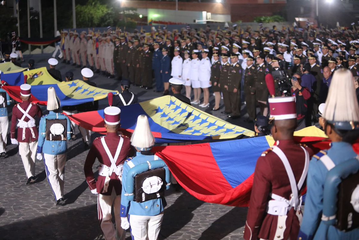 ¡Feliz Día de la Bandera Nacional!

Al cumplirse 218 años de haberse izado por primera vez en suelo venezolano, por el Generalísimo Francisco de Miranda, rendimos honores a nuestro brillante tricolor. El estandarte nacional representa la soberanía y la grandeza de la Patria;
