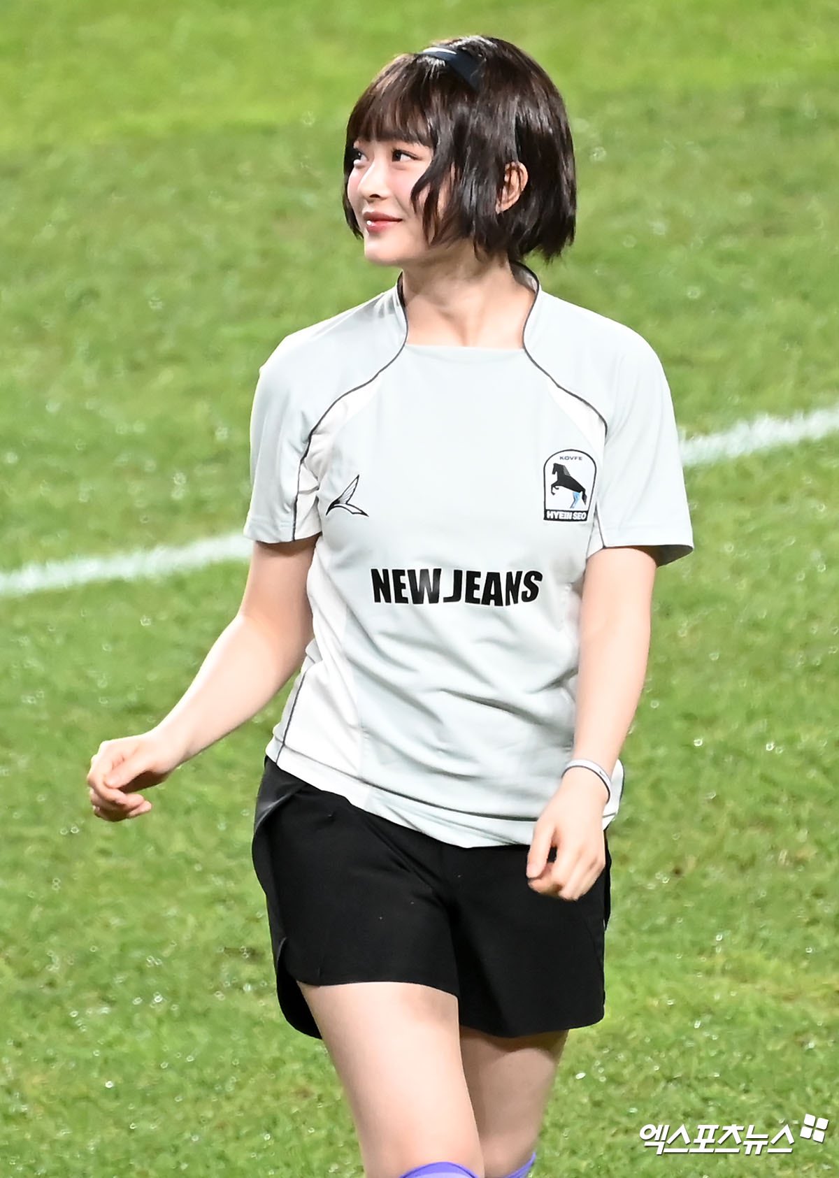 NewJeans ハニ HANNI バイエルン シャツ Мサイズ 新品 匿名便即 人気 ☆ NEWJEANS ☆ HOW SWEET T-SHIRT HANNI WHITE (Tシャツ