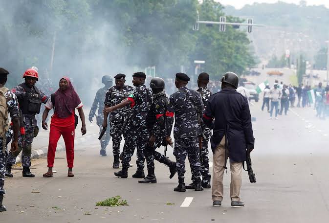 SaharaReporters's tweet photo. Nigerian Union Of Journalists Demands Probe Of Police Attacks On Pressmen Covering Ongoing Protests | Sahara Reporters https://t.co/QYZTrXrceE https://t.co/aClVKccn4A