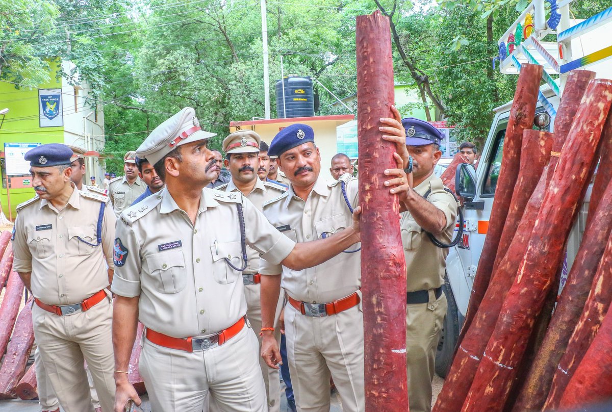 APPOLICE100's tweet photo. 2 Red Sander smugglers arrested-Seized 1.5cr worth red sander logs-#APPolice: With reliable information received, the Red Sanders Anti Smuggling Task Force while checking vehicles near Damajipalli village under Guntur forest beat limits arrested 2 #redsander smugglers.(1/2) https://t.co/0hoxbxsXSk