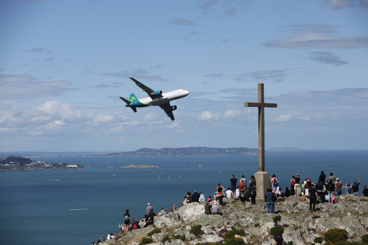 What a backdrop, the majestic <a href="/AerLingus/">Aer Lingus</a> <a href="/Airbus/">Airbus</a> #320neo with #BrayHeqd on the foreground for the <a href="/BrayAirShow/">Bray Air Display</a> #brayairdisplay #aerlingus #airbus #wicklow