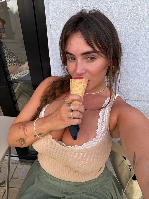 2 pic. Very happy atm https://t.co/4AwDzG8jDa