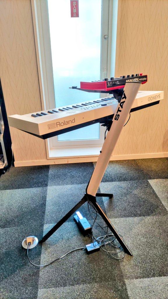 marcuryryo's tweet photo. ラジオ収録前リハ
今回から一本足キーボードスタンド『STAY』導入✨️
軽量なのに予想以上の安定感🕺
https://t.co/2pGPvlr3jV
#STAYSlim #Roland #GOKEYS5
#AKAI #MPKminiPlayMK3 https://t.co/6Mue2E6oMr