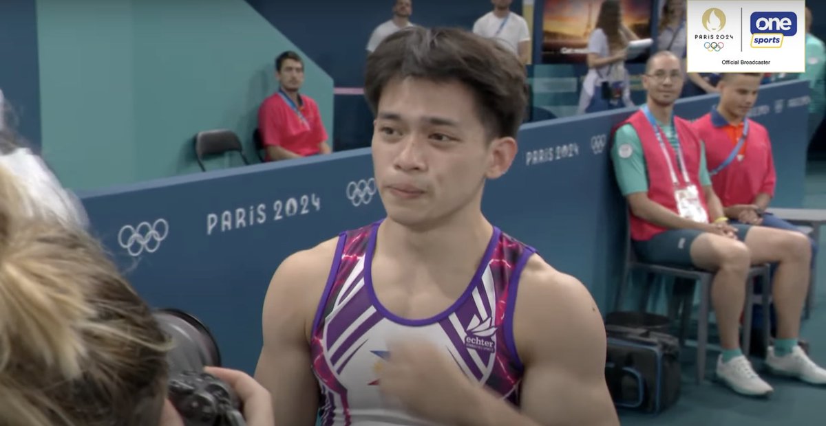 PhilippineStar's tweet photo. GINTO PARA SA PILIPINAS! 🇵🇭🥇

Filipino gymnast Carlos Yulo turned emotional as he brought home the Philippines' first #ParisOlympics2024 gold medal.

Yulo clinched the gold medal at the Men's Artistic Gymnastics- Floor Exercise Finals on Saturday. (Screenshots/Cignal and OneSports)