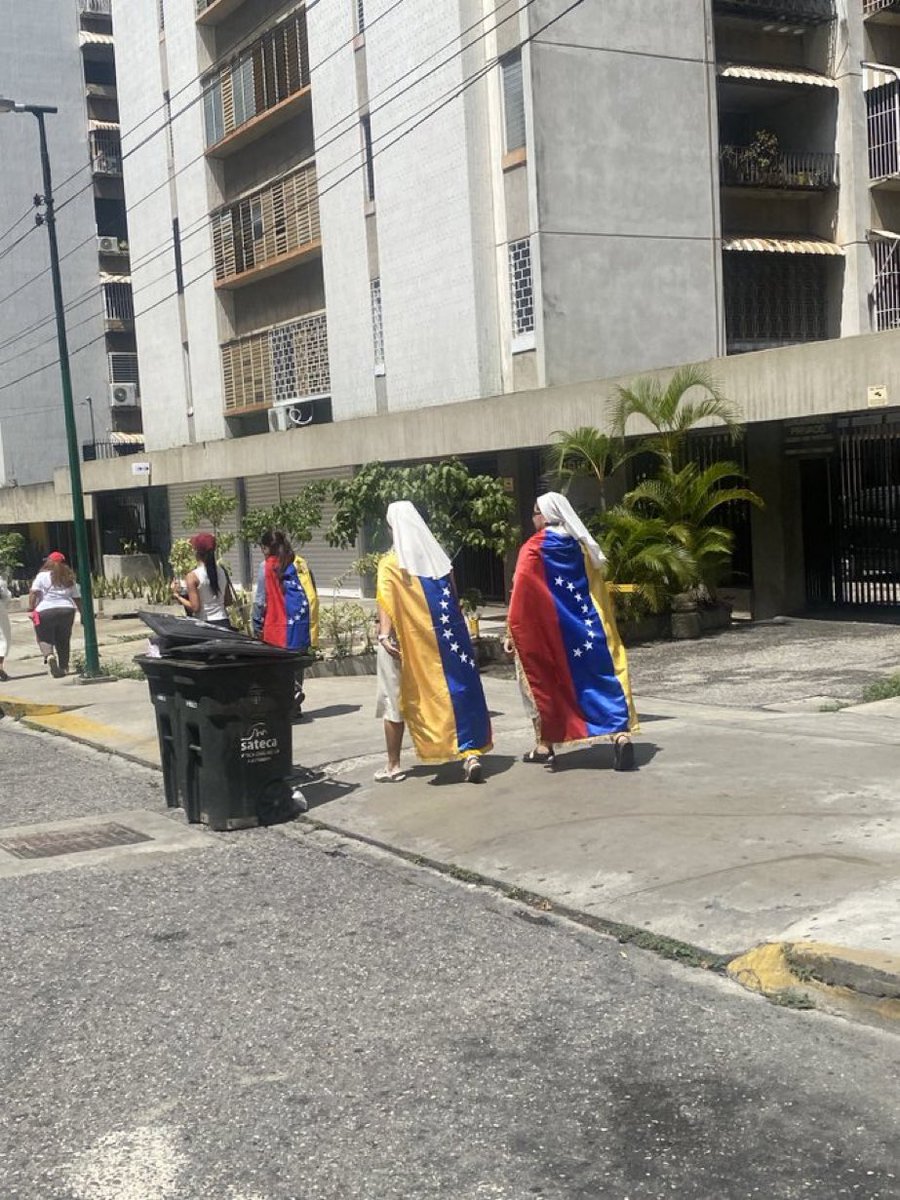 #3Ago VENEZUELA en IMAGEN 🇻🇪👀Dos monjas en camino a acompañar el Bravo Pueblo venezolano en su exigencia de Libertad 🇻🇪