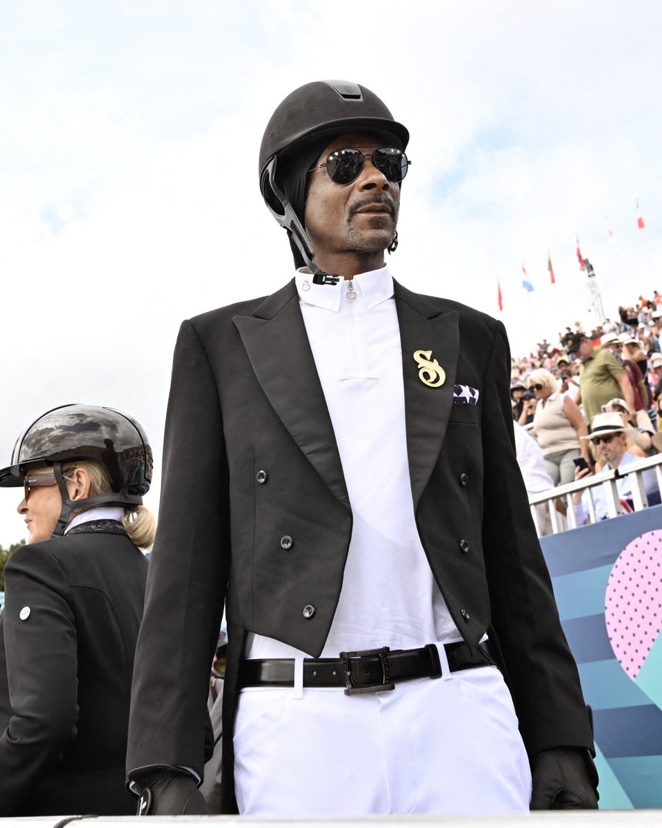 BleacherReport's tweet image. Snoop Dogg showed up in a full equestrian fit at Saturday’s Grand Prix Special for dressage teams 🔥