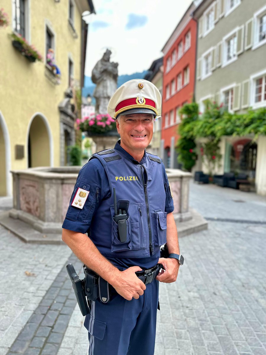 MarioLeiter's tweet photo. Heute feiere ich mein 40-jähriges Dienstjubiläum bei der #Stadtpolizei in #Bludenz. Mein Team hat mich überrascht, wofür ich sehr dankbar bin. Mich für den #Polizeiberuf zu bewerben, war eine der besten Entscheidungen meines Lebens. Ein herausfordernder, aber toller Beruf! (1/2) https://t.co/Km4o3dWc26