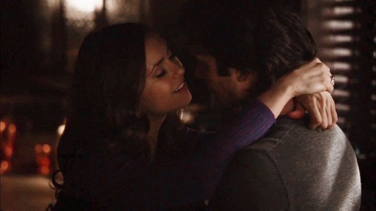 dobredelenx's tweet photo. A melhor coisa em rever tvd é ver Elena se apaixonar por Damon duas vezes, mesmo sem ter boas memórias dele! https://t.co/lkjl39s14t