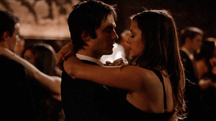 dobredelenx's tweet photo. A melhor coisa em rever tvd é ver Elena se apaixonar por Damon duas vezes, mesmo sem ter boas memórias dele! https://t.co/lkjl39s14t