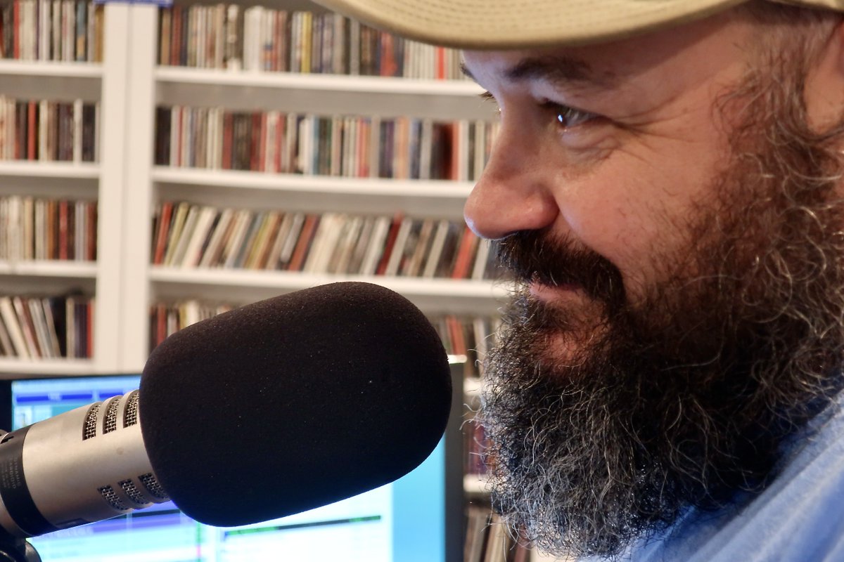 Rich Rogers has taken an unusual path to his dream job as a deejay at WMVY radio. Click here for a very interesting profile about good guy who won.
DREAM JOB: Rich Rogers Blue Collar Path to WMVY - A Profile #CapeCod #Vineyard   capecodwave.com/dream-job-rich…