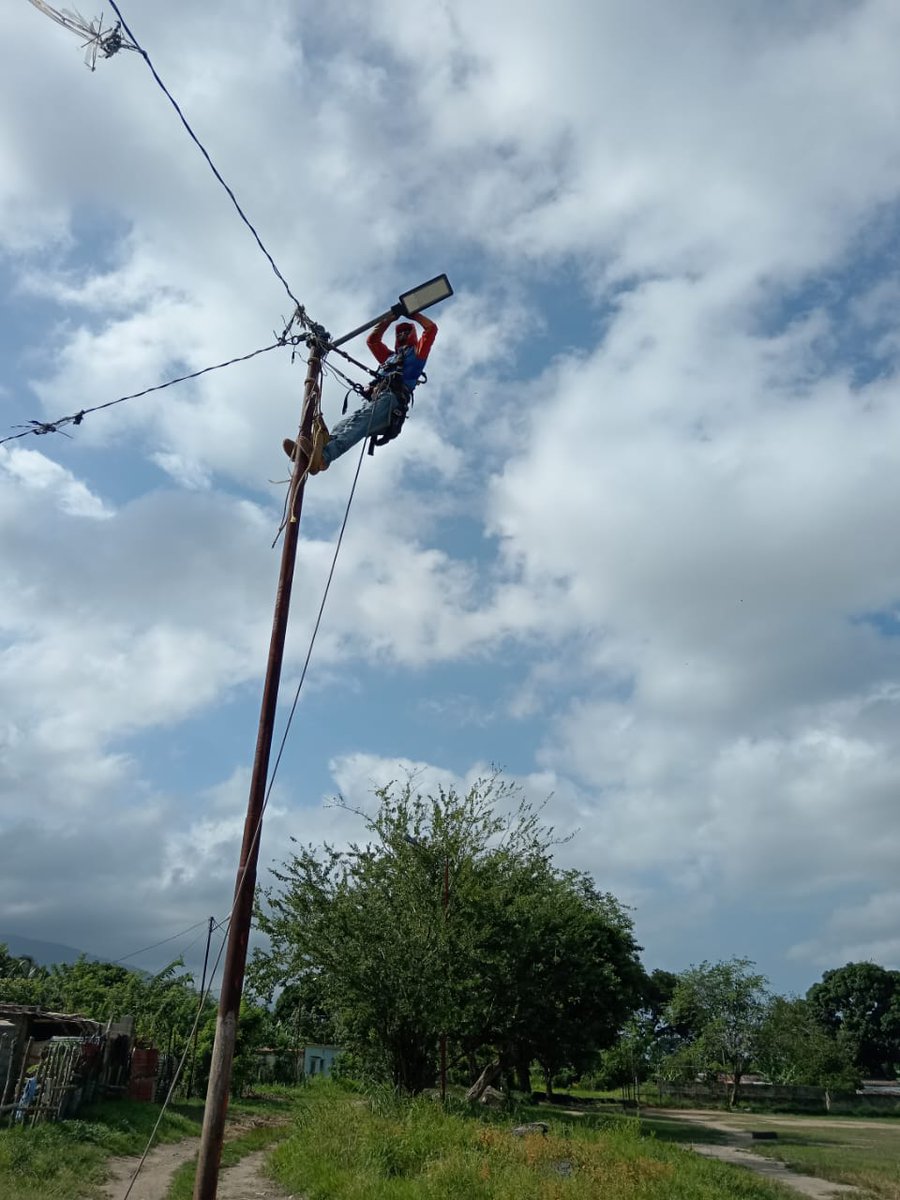 #Electricidad | Más de 600 familias del sector Rosa Inés 21, ubicado en el municipio San Felipe del estado Yaracuy, son favorecidas con la sustitución de 74 luminarias tipo led en la red de alumbrado público.