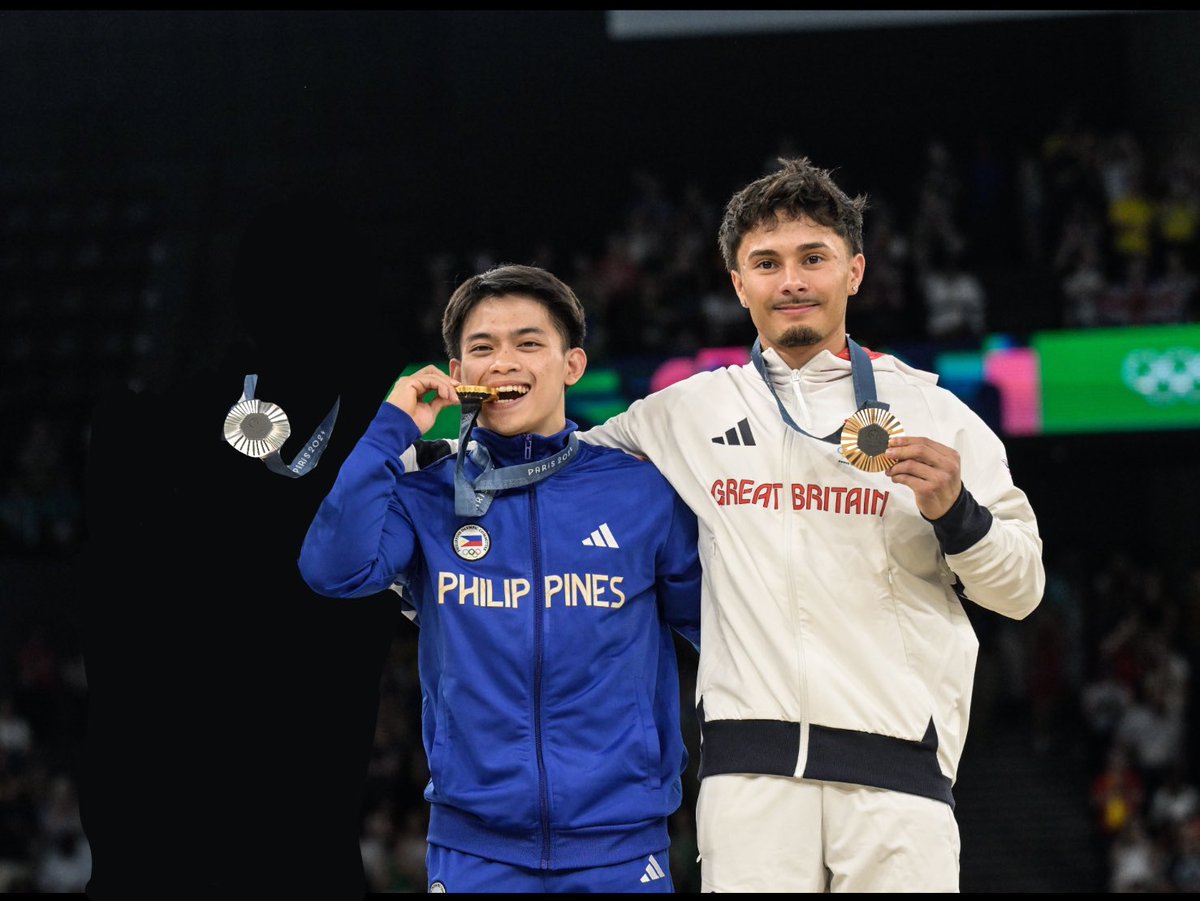 that’s so weird the silver medal is just floating there