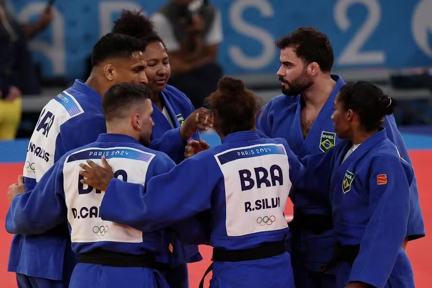 sboficial's tweet photo. 🚨 É BRONZE PARA O BRASIL! Os atletas derrotaram a Itália no judô e conquistaram a medalha de bronze nas equipes mistas.

Os judocas entram para a HISTÓRIA com a primeira medalha do Brasil na categoria de equipes mistas em Olimpíadas. #Paris2024 https://t.co/xpLwwitcwQ