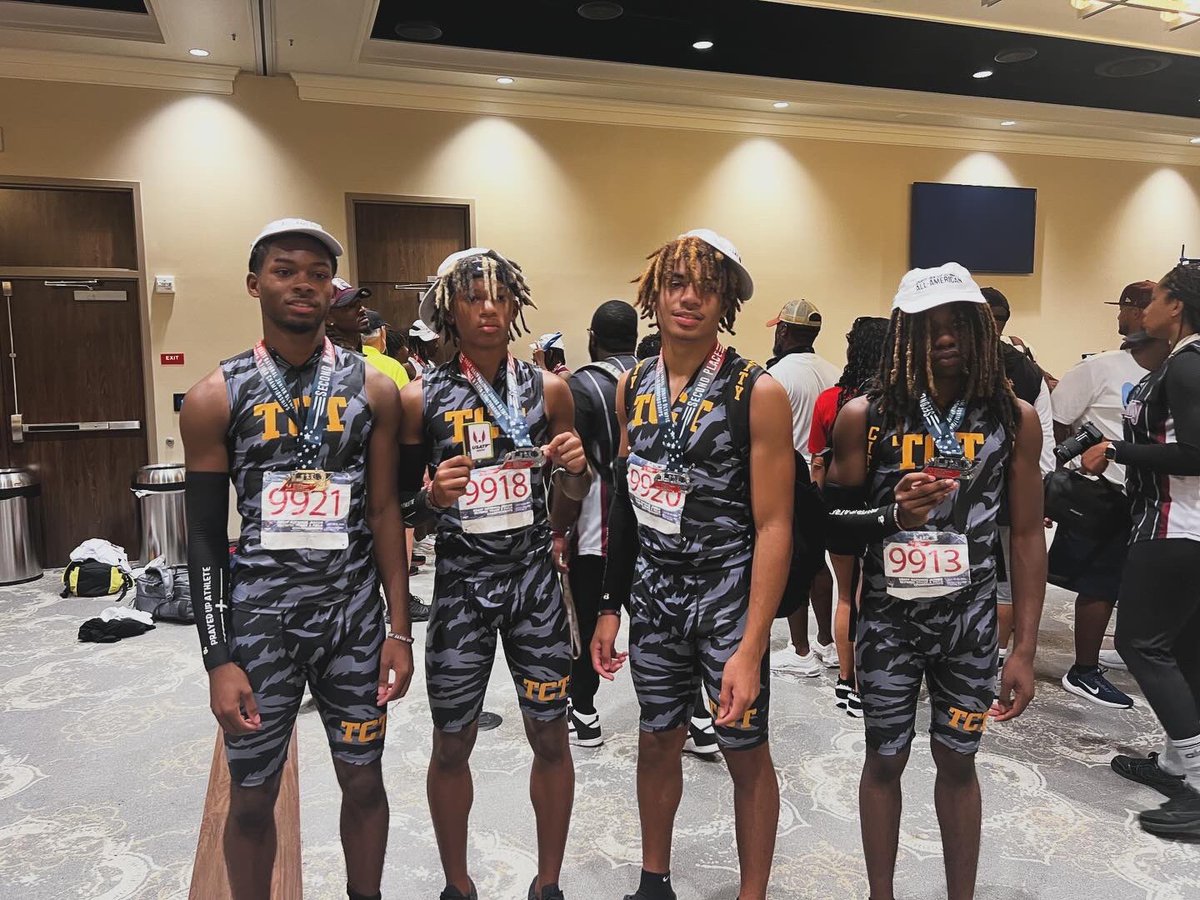 JaysonSmith2210's tweet photo. Junior Olympics 4x1 team came in 2nd in the nation with a National record 42.46 https://t.co/7SJK1wAE2M