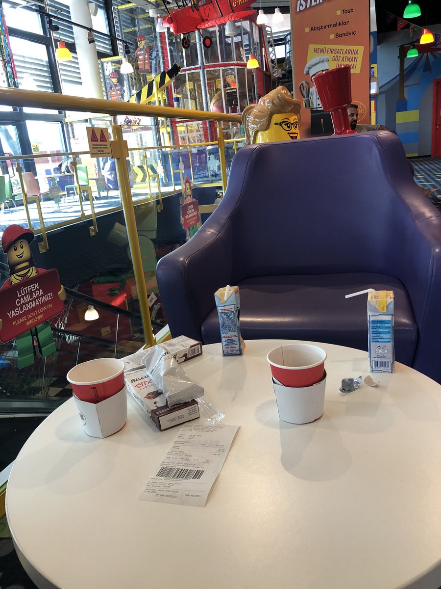 LeventSAKICI's tweet photo. @LDCIstanbul başkaları tarafından bırakılmış, 45 dakikadır oturduğum sehpa üzeri bu şekilde, hemde tam cafe karşısı olmasına rağmen ??? https://t.co/VMbieoR0mG