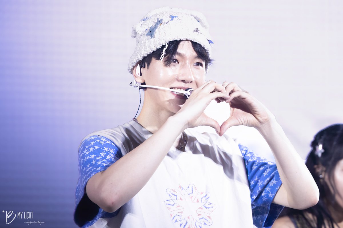 B_MyLight56's tweet photo. 240728 Lonsdaleite [dot] in Seoul🤍💙  
(๑•ᴗ•๑)♡

#백현 #백현이 #BAEKHYUN #EXO
@B_hundred_Hyun
@BAEKHYUN_INB100 https://t.co/KLXgDNYgq4