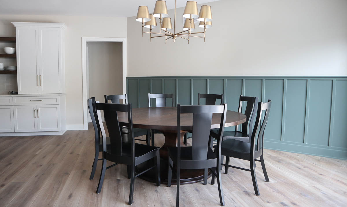 HandmadeTables's tweet image. She's back for more! New table for this new build; they added more of our pieces to their collection.

#dropinleaves #dropintable #extendabletable #tabletracks #hardwoodtable #durablekitchentable