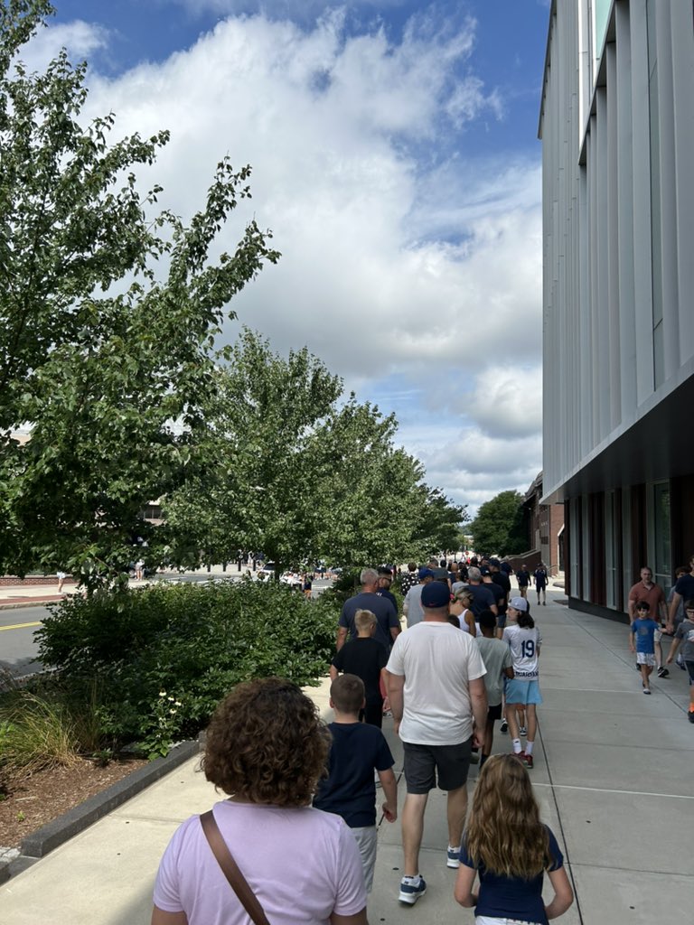 AeschlimannJeff's tweet photo. Nice line to get into @UConnMBB open practice…Basketball Capitol of the World! #Bleedblue #UConn #ThreepeatIncoming https://t.co/3vJAFAbjxu
