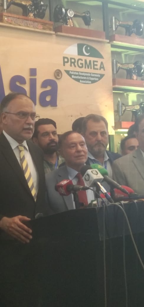 LahoreRadio's tweet photo. 03.08.2024
آج ایکسپو سینٹر لاہور میں
 پاکستان ریڈی میڈ گارمنٹس مینوفیکچررز اینڈ ایکسپورٹرز ایسوسی ایشن (PRGMEA) کے زیر اہتمام 28ویں ٹیکسٹائل ایشیاء بین الاقوامی تجارتی نمائش کا انعقاد کیا گیا جس کے مہمان خصوصی  
 وفاقی وزیر برائے منصوبہ بندی اور خصوصی 
+++ https://t.co/UF05BRlTlC