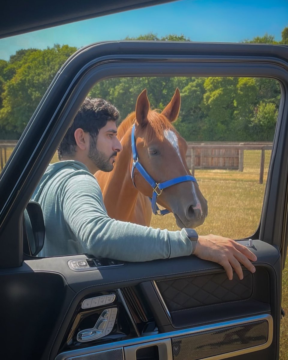 اعاتـب كــل مجــدٍ ضــاع عـنوانـــه
واجيب لكـل وادي سيـل وادي سيـل
أنـا ذاك الشعــر لـي هاجـت اوزانــه
وانا فارس شعر وامسك عنان الخيل
#فزاع ✍🏻