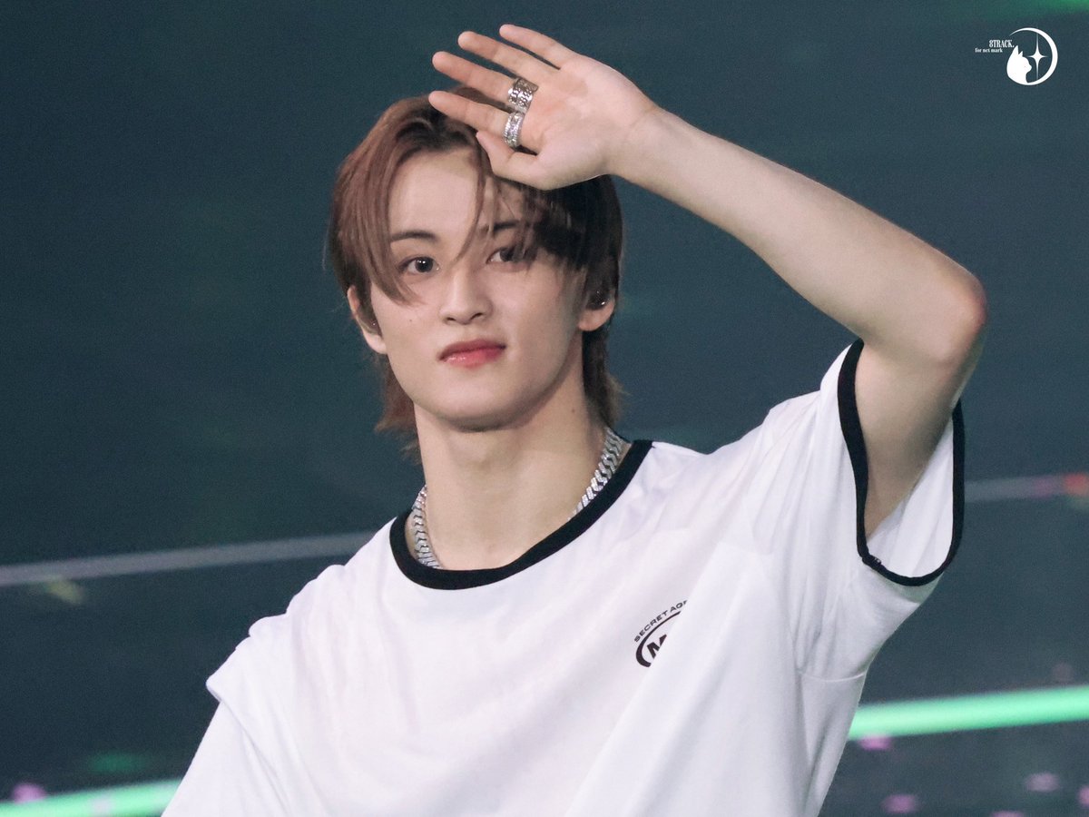 8_track_'s tweet photo. 240803 NCT127 팬미팅

💚🩶

#MARK #マーク #馬克 
#NCT #NCT127 
#NCT127_8th_Anniversary https://t.co/kRBgthoqox