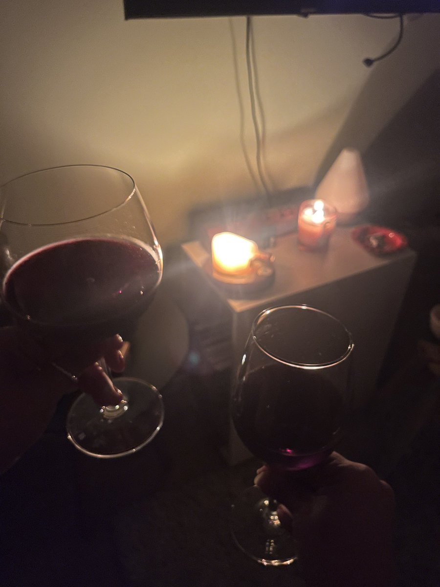 talittao_'s tweet photo. tenha uma noite a luz de velas com sua amiga  @nayfarinha ❤️ https://t.co/7pe8msMsgY