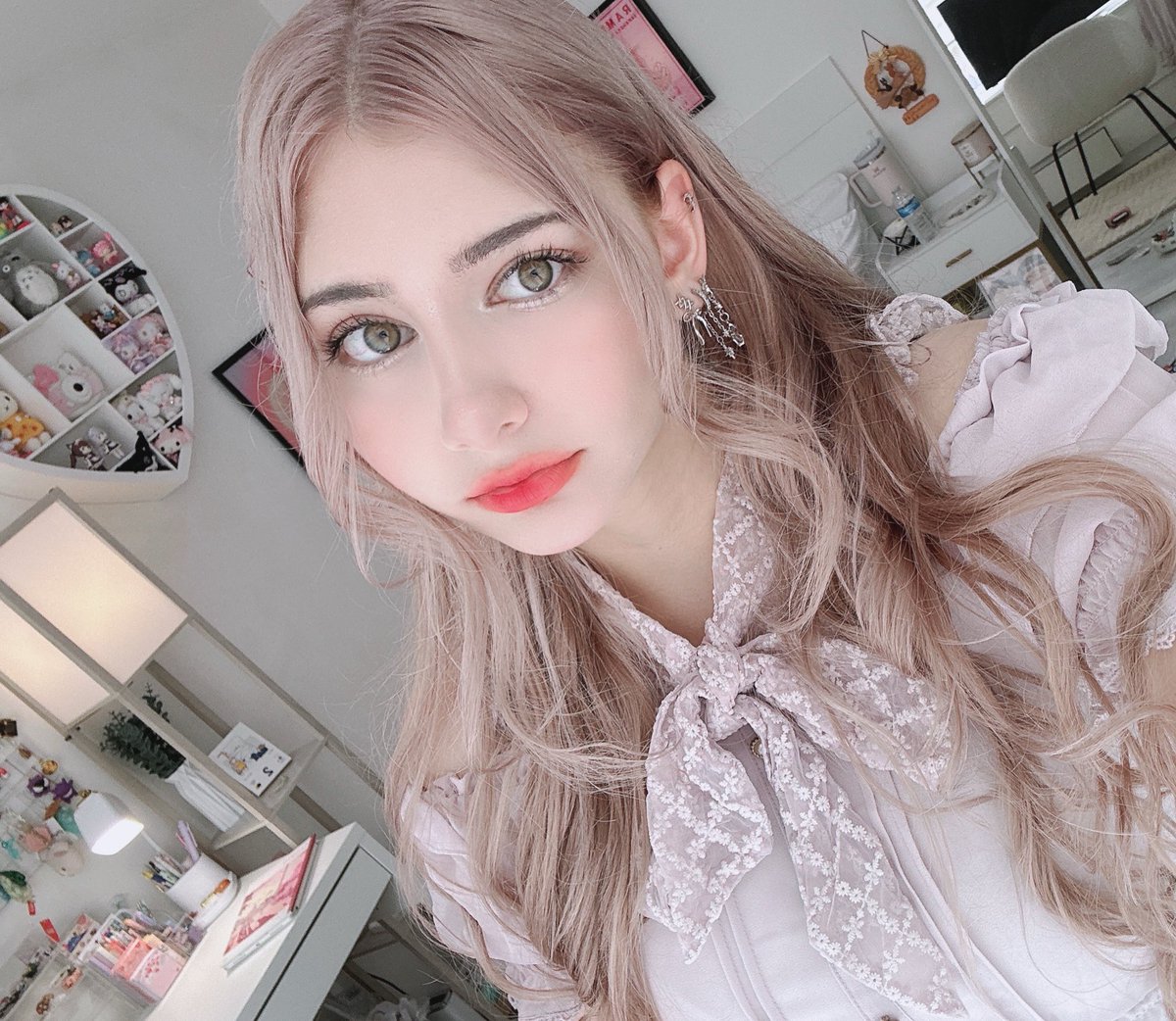 nintendogr1's tweet photo. twitter gets to see it first, i got my hair dyed milk tea beige !! 🧸🧋 https://t.co/0hrSkjcNNP