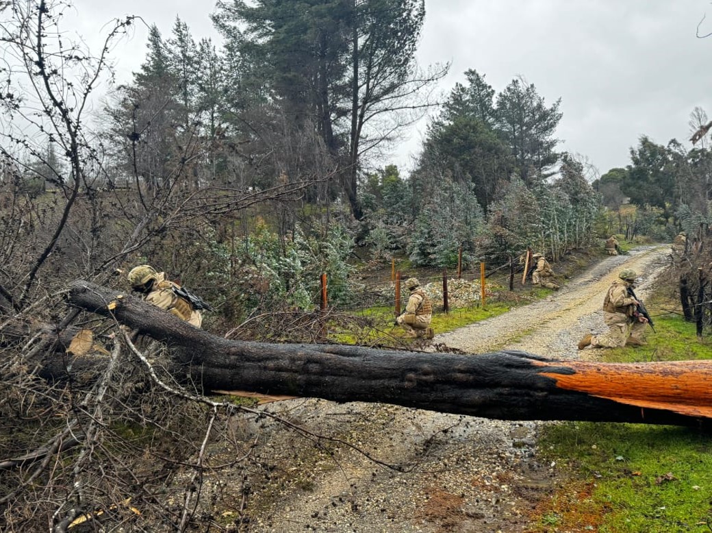 La <a href="/JdnAraucania/">JDN ARAUCANÍA</a>  , en su tarea de resguardar a la ciudadanía, mantiene la seguridad en las rutas rurales, logrando el contacto con las cuadrillas que trabajan para normalizar la situación eléctrica en la región.
#presentesenlaaraucanía <a href="/EmcoChile/">Estado Mayor Conjunto</a>