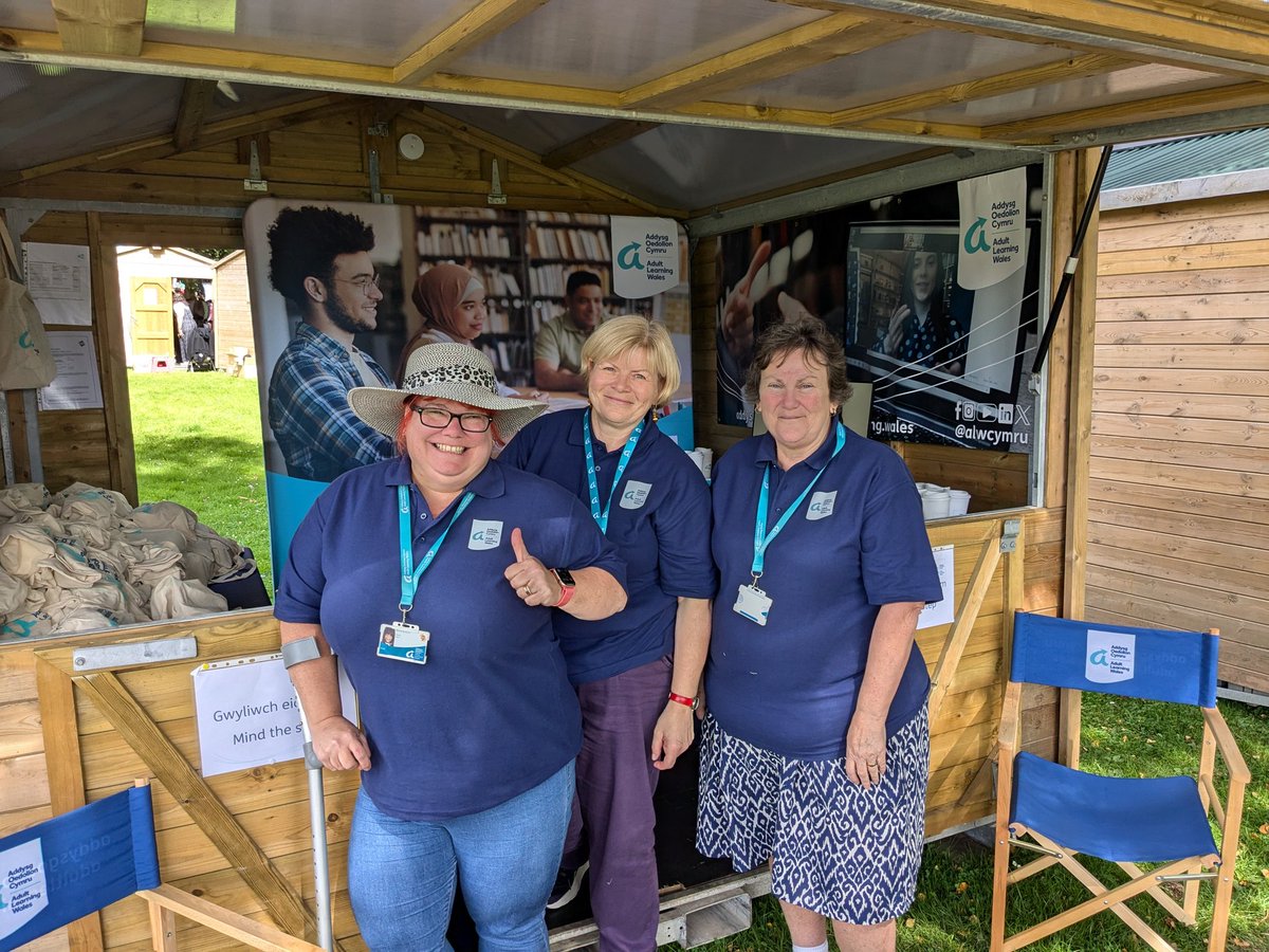 AlexLloyd81's tweet photo. Very busy opening day at @eisteddfod with @alwcymru 

It has been so nice to meet so many people in the sunshine

#eisteddfod #alw #pontypridd #addysg #cymru https://t.co/KXWel79qHr