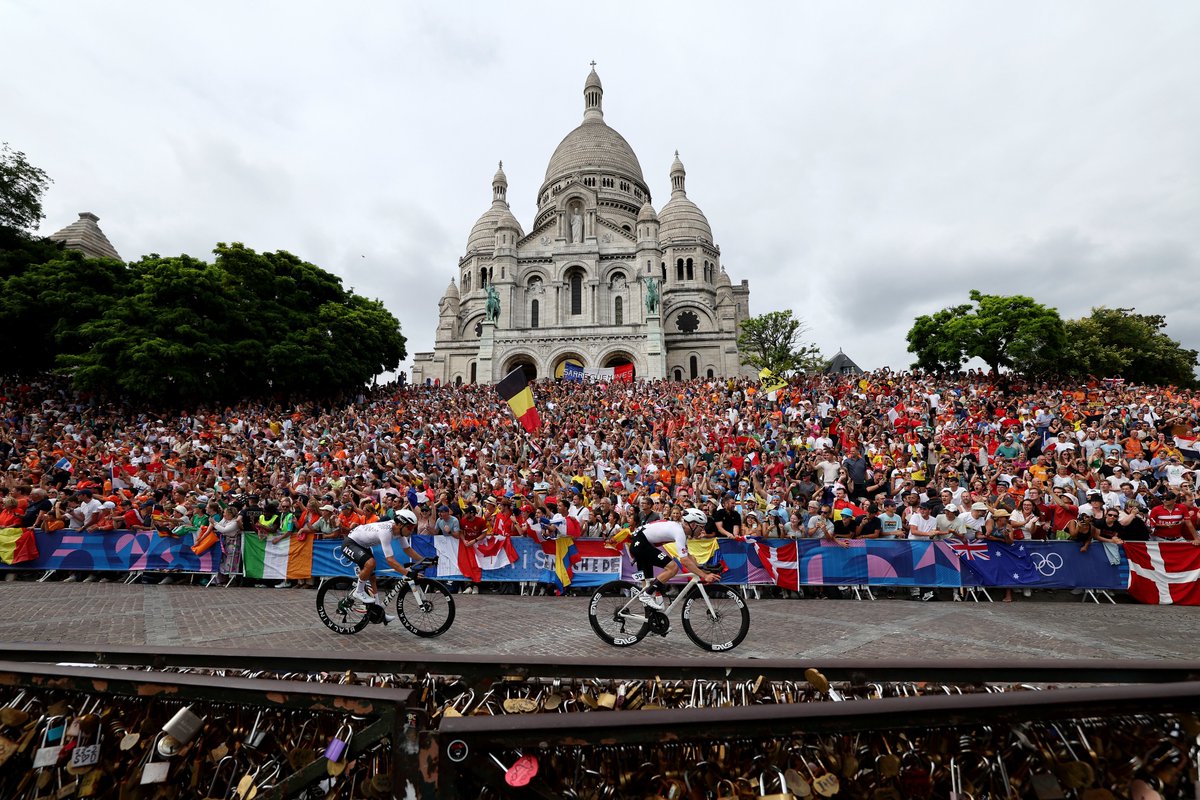 FranceTV's tweet photo. La course de cyclisme sur route qui passe dans Paris, c'est quelque chose ! 😍

Encore de belles images qui vont rester ! Suivez le direct : https://t.co/IGb5UAalLG #Paris2024 https://t.co/ZvoEqdofsf