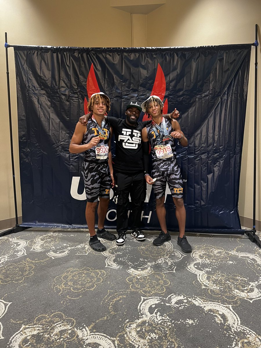 JaysonSmith2210's tweet photo. Big thanks to everyone that played a role in my successful season. Special shout out to my family,team mates, and coaches I couldn’t have done it without everyone. @GarrisonRiggs18 @fastpreps @KameronRWade @TCTTigers_Track it was a honor to have broke @Blovee_20 record since 2013 https://t.co/MKyqDr5cuS