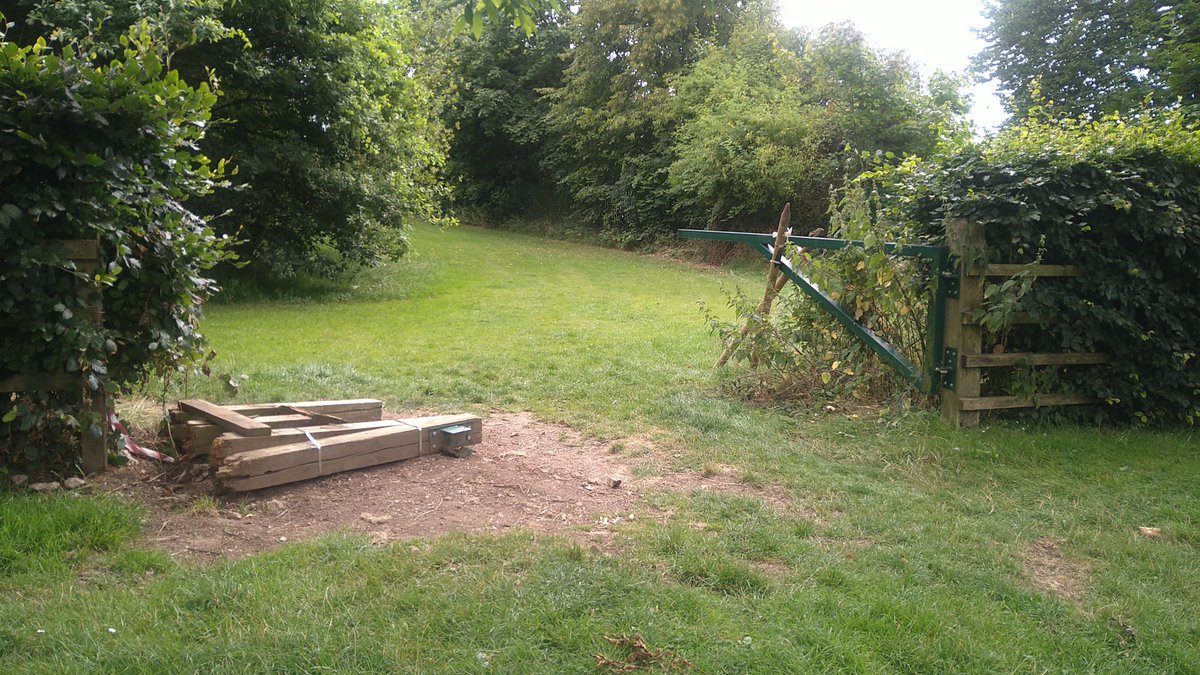 BassettCycle's tweet photo. Please repair the gate, Chatterley Close, ST5 8LE, entrance to the field, @NewsNBC @StaffordshireCC  you have been "Having a Go" for the last four weeks, now wide open, will be a caravan site again next 🙄 https://t.co/gJ7ZnFczy8