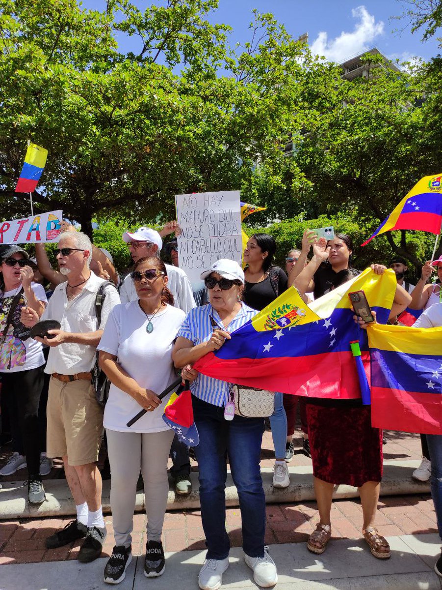CronicaUno's tweet photo. #3Ago 10:53 am | Quienes ya se concentran en la avenida principal de Las Mercedes entonan el himno nacional y consignas contra Nicolás Maduro. "No quiero bono, no quiero Clap, yo lo que quiero es que se vaya Nicolás", corean. https://t.co/F0YaMkv2Xt