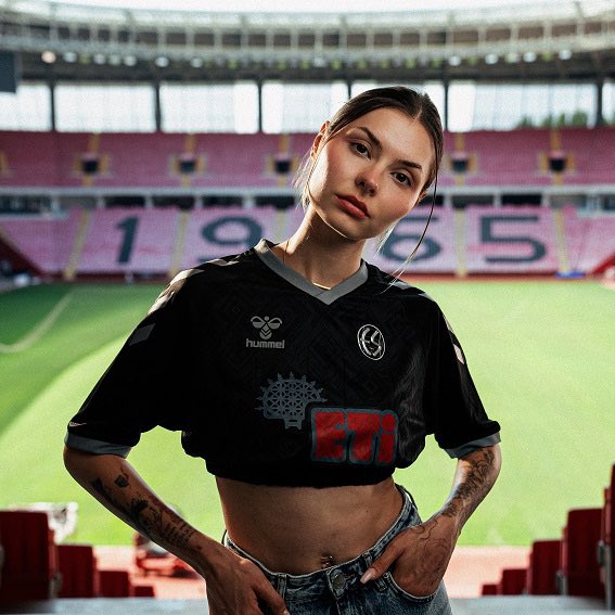 sarilaciapp's tweet photo. 👸🏻Eskişehirspor'un kadınlar için crop model yeni sezon formaları.

Sizce Fenerium da crop forma üretmeli mi? https://t.co/G2YMRYtzrB