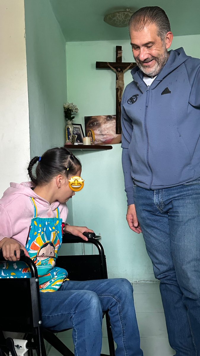 de_la8276's tweet image. A través de la asociación Ciudadano Comprometido por Metepec , no dejamos de brindar apoyo en momentos como este 🙌🏻

Nos conmovió profundamente cuando se le #entregó una silla de ruedas para facilitar sus movimientos a Jade Barrera que con #sonrisas y #aplausos agradeció este